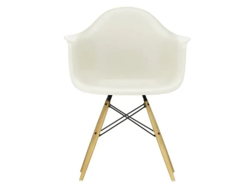 DAW პოლიპროპილენის სკამი სახელურებით, Vitra | დიზაინი: ჩარლზ და რეი იმსები